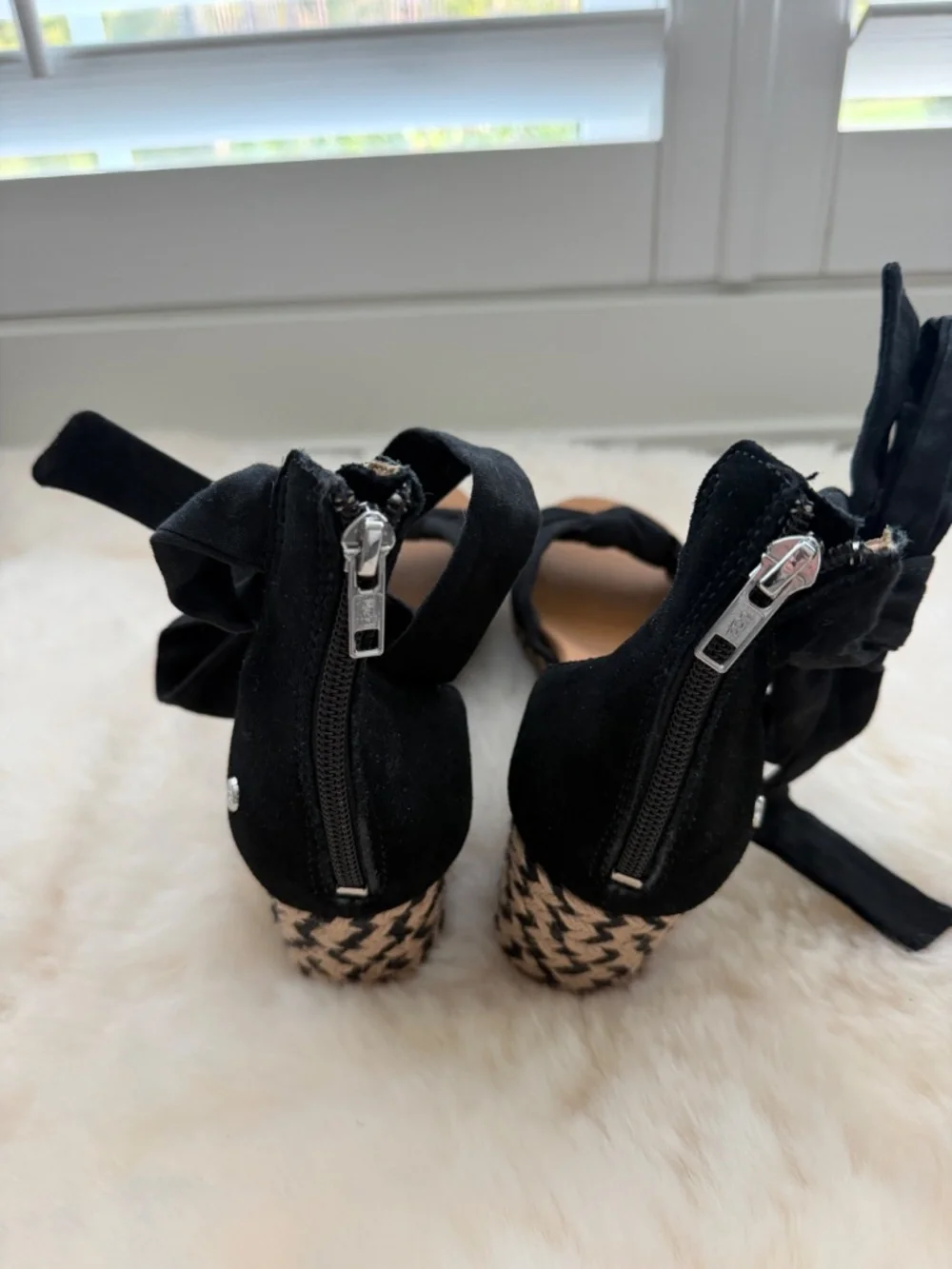 UGG Women’s Yarrow Black Canvas Espadrille Wedge Sandals sz 10